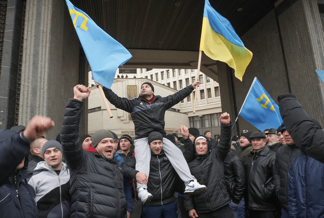 Крымские татары возле Верховной рады Крыма, 26 февраля 2014 года