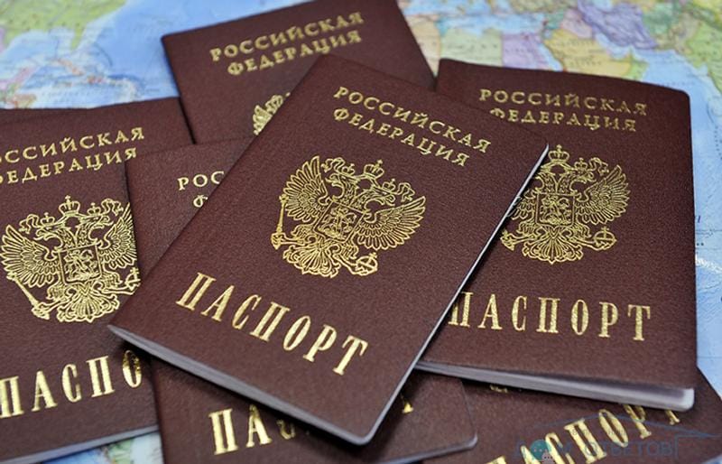 Россияне начнут переходить с бумажных паспортов на электронные с 2021 года