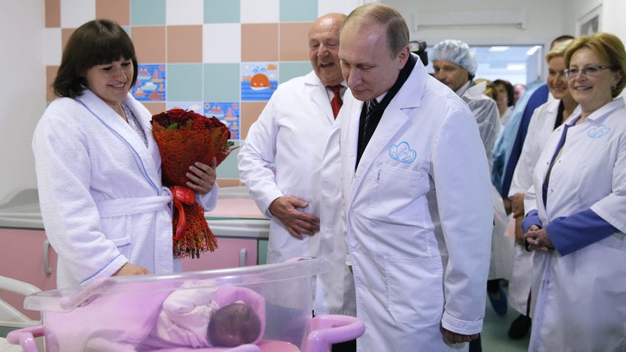 Путин подписал закон, запрещающий услугу суррогатного материнства для иностранцев и для одиноких мужчин