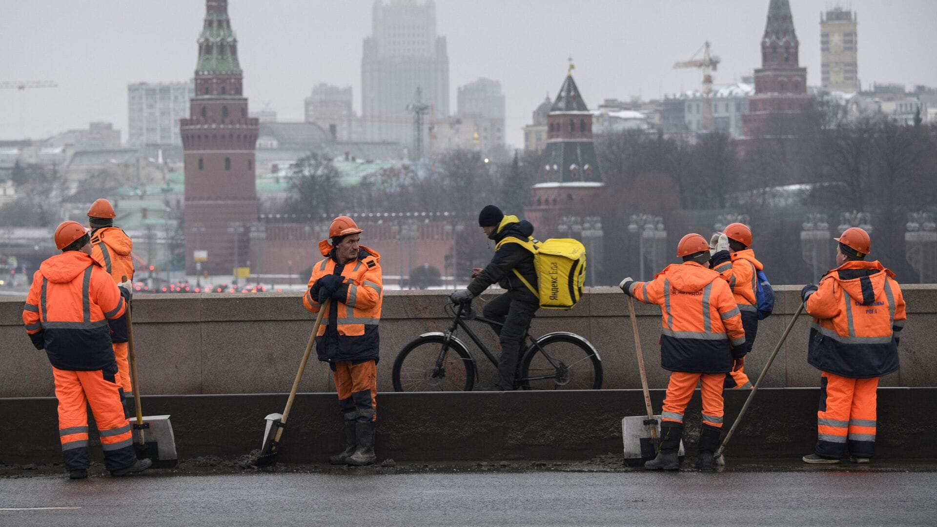 По всей России в последние двое суток проходят массовые задержания мигрантов. Ищут даже тех, кто уже получил гражданство РФ